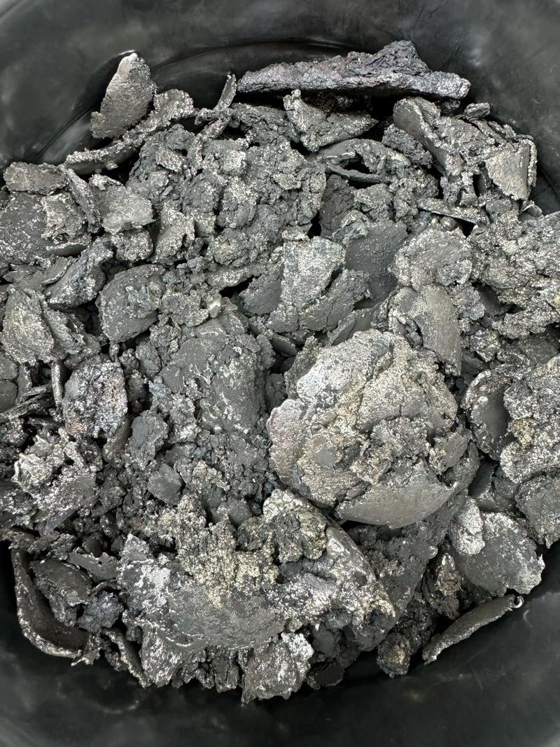 4個鐵桶,3個銀波峰爐錫渣,價值6萬多元,冶煉出錫錠可以98